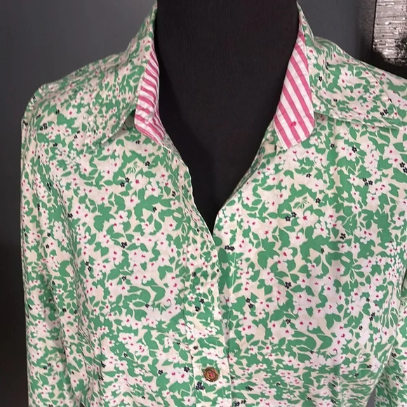 Lily Pulitzer green/pink/white/black tiny floral print button down shirt. Size 2 - Picture 2 of 6